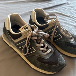 New Balance Men's Black and Cream Sneakers
